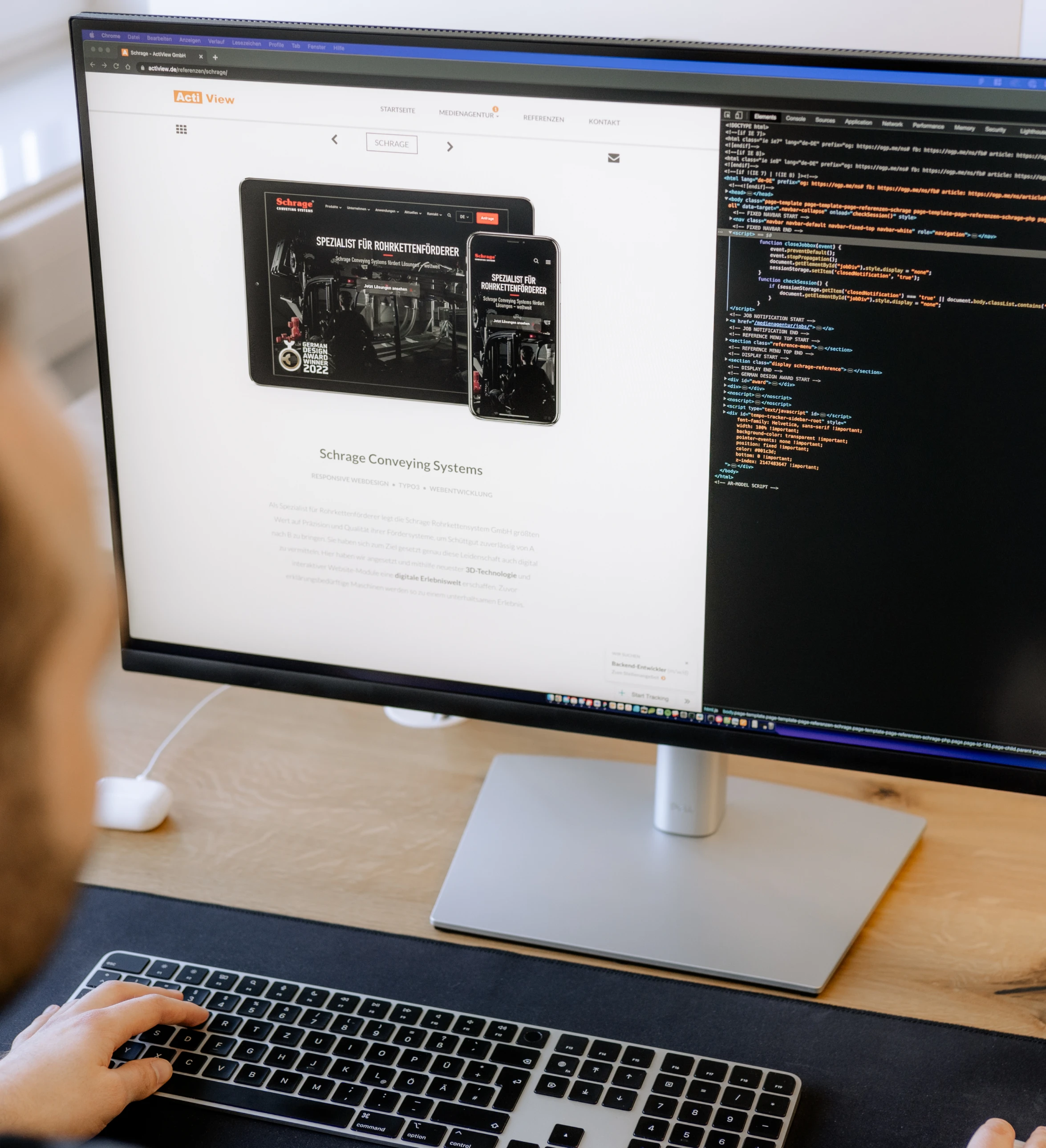Webentwickler überprüft die Darstellung an einem Monitor mit Hilfe des Entwicklertools des Chrome Browsers