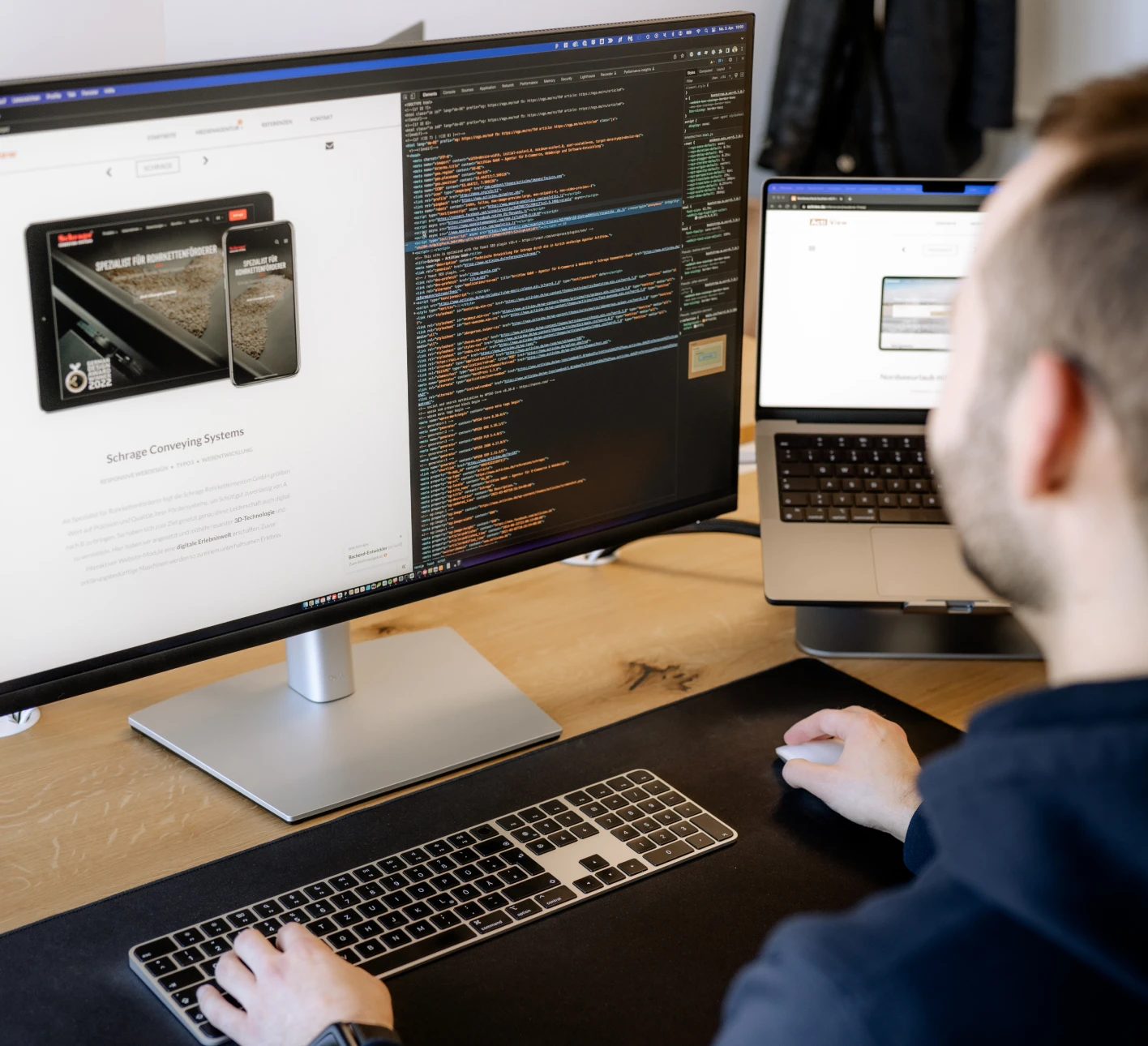 Webentwickler überprüft die Darstellung an einem Monitor mit Hilfe des Entwicklertools des Chrome Browsers