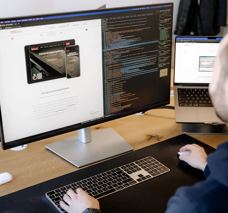 Ein Mitarbeiter vor dem Monitor am arbeiten