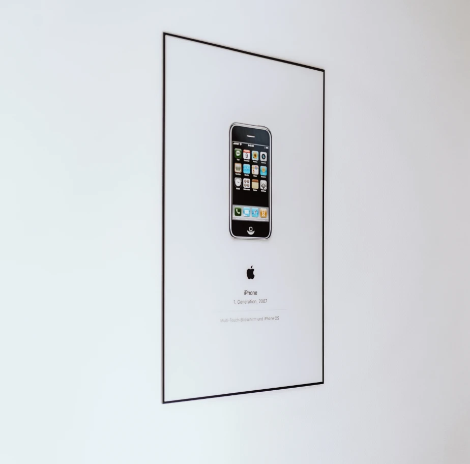 Ein Plakat im Flur der Digitalagentur mit dem ersten iPhone als Motiv.