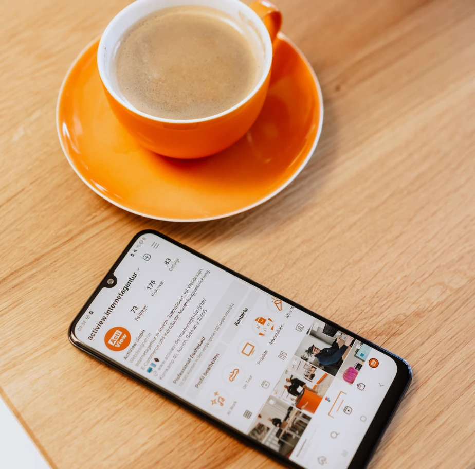 Ein Smartphone auf dem man die Instagram Seite vom ActiView zu sehen ist.