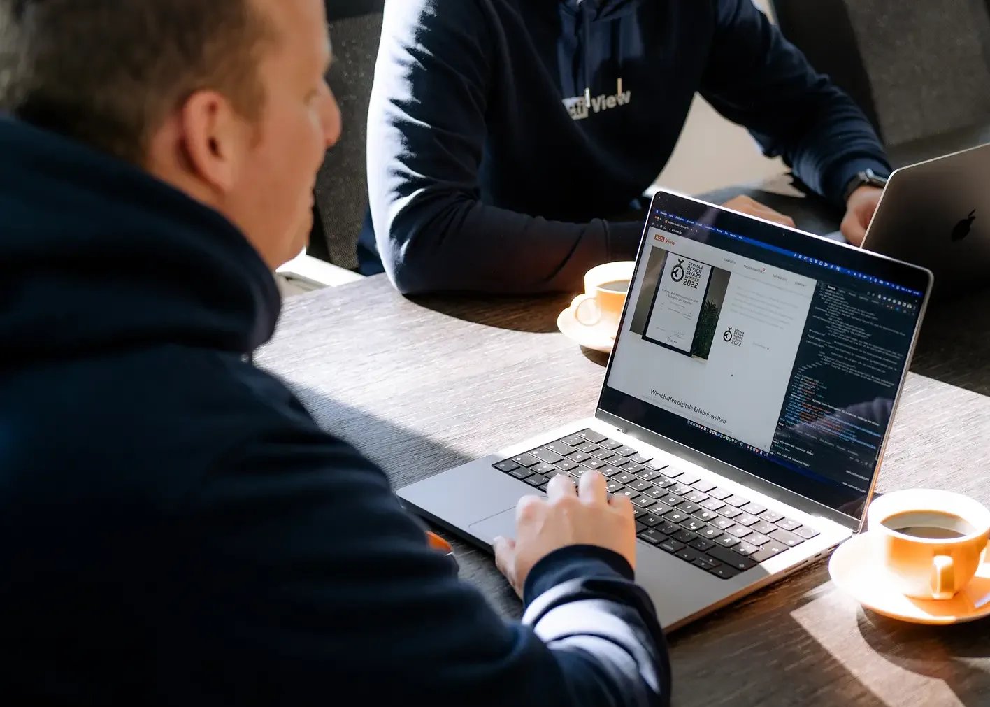 Webdesigner bei der Ausarbeitung eines Social-Media-Posts
