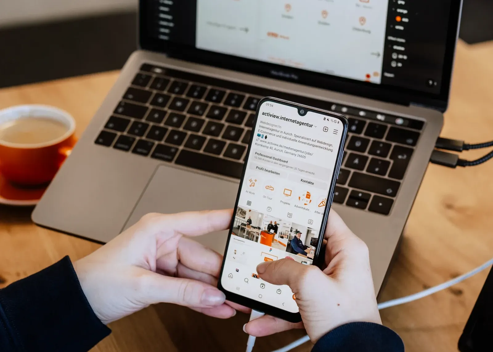 Social-Media-Manager prüft einen Instagram-Post auf einem Smartphone