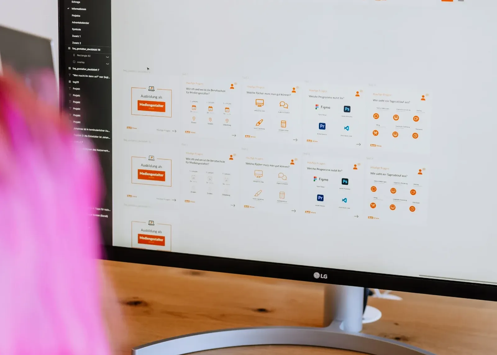 Webdesigner bei der Ausarbeitung eines Social-Media-Posts