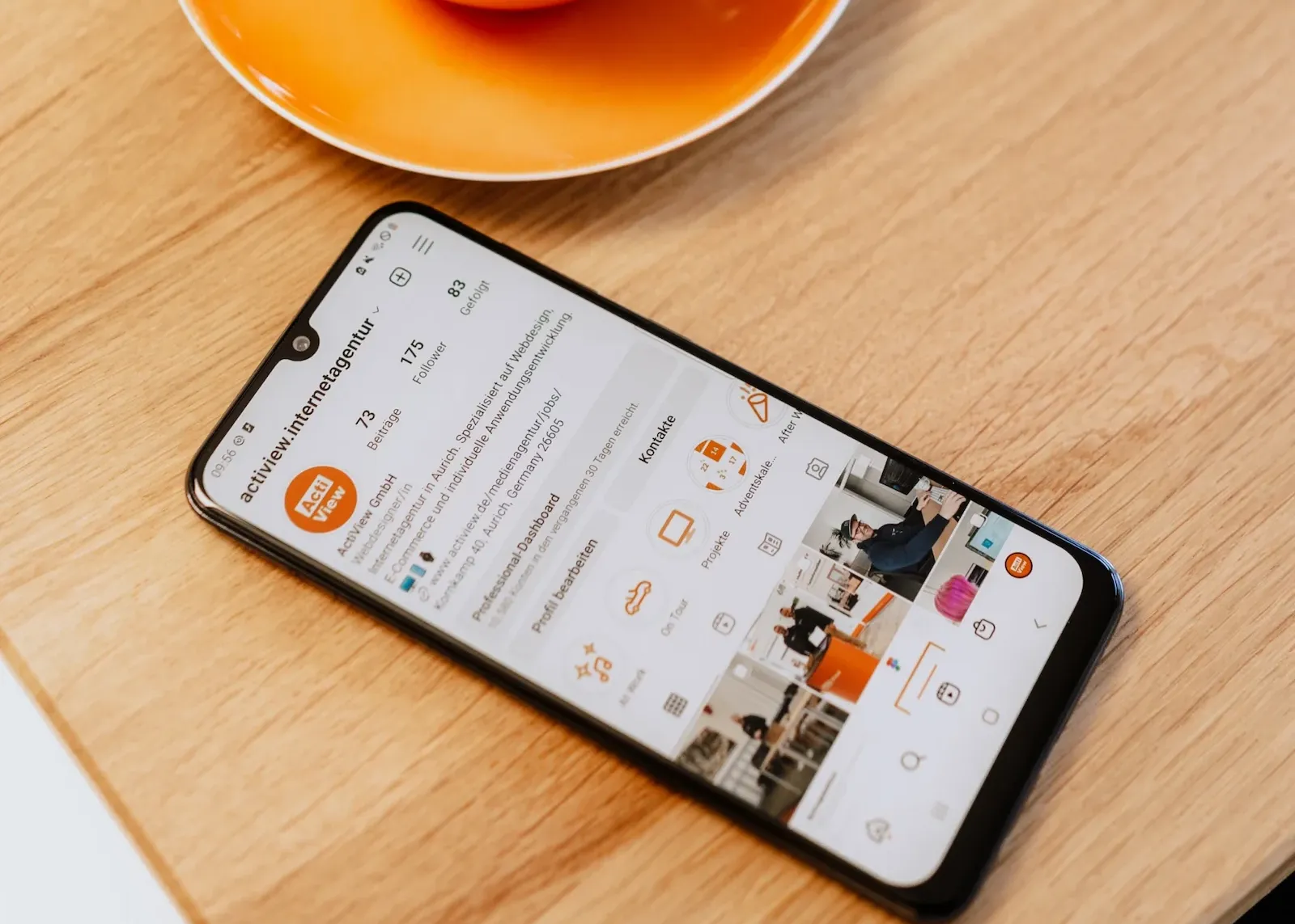 Ein Smartphone, auf dem die Instagram-Seite von ActiView zu sehen ist
