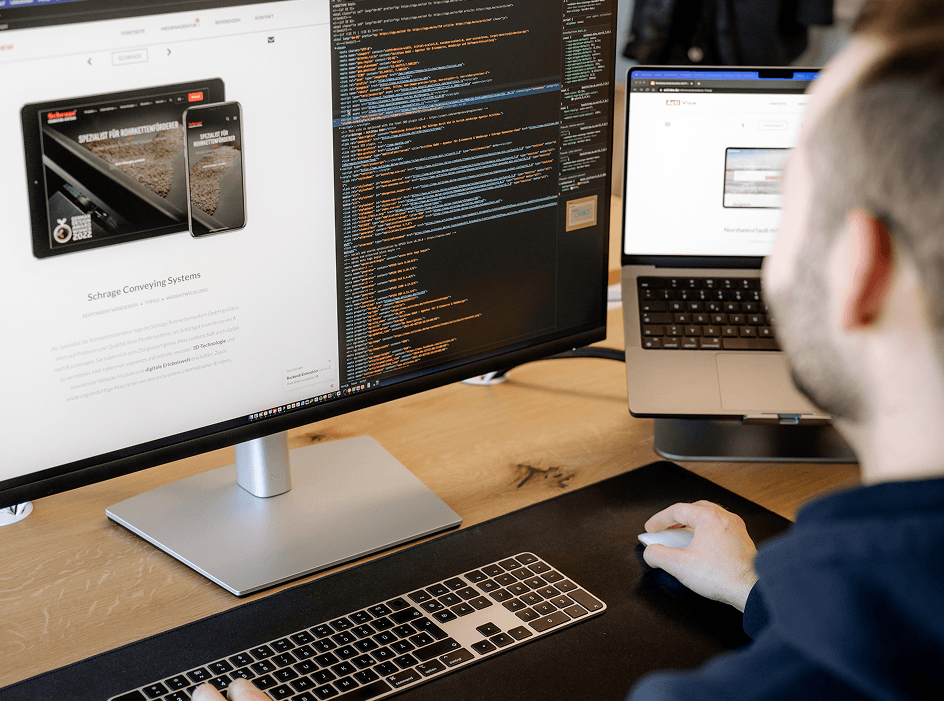 Eine Website auf einem Laptop geöffnet