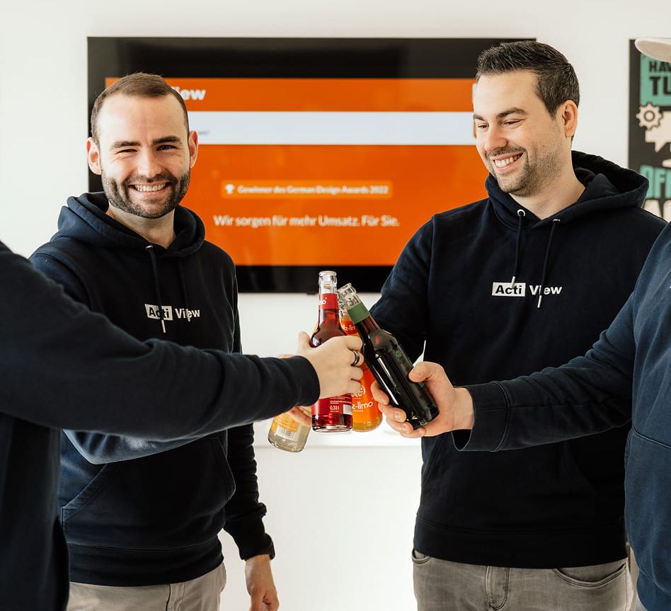 Mitarbeiter stoßen gemeinsam an