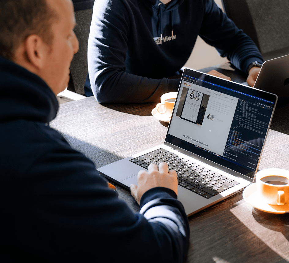 Fazit: Webentwickler arbeitet an einem silbernen Laptop
