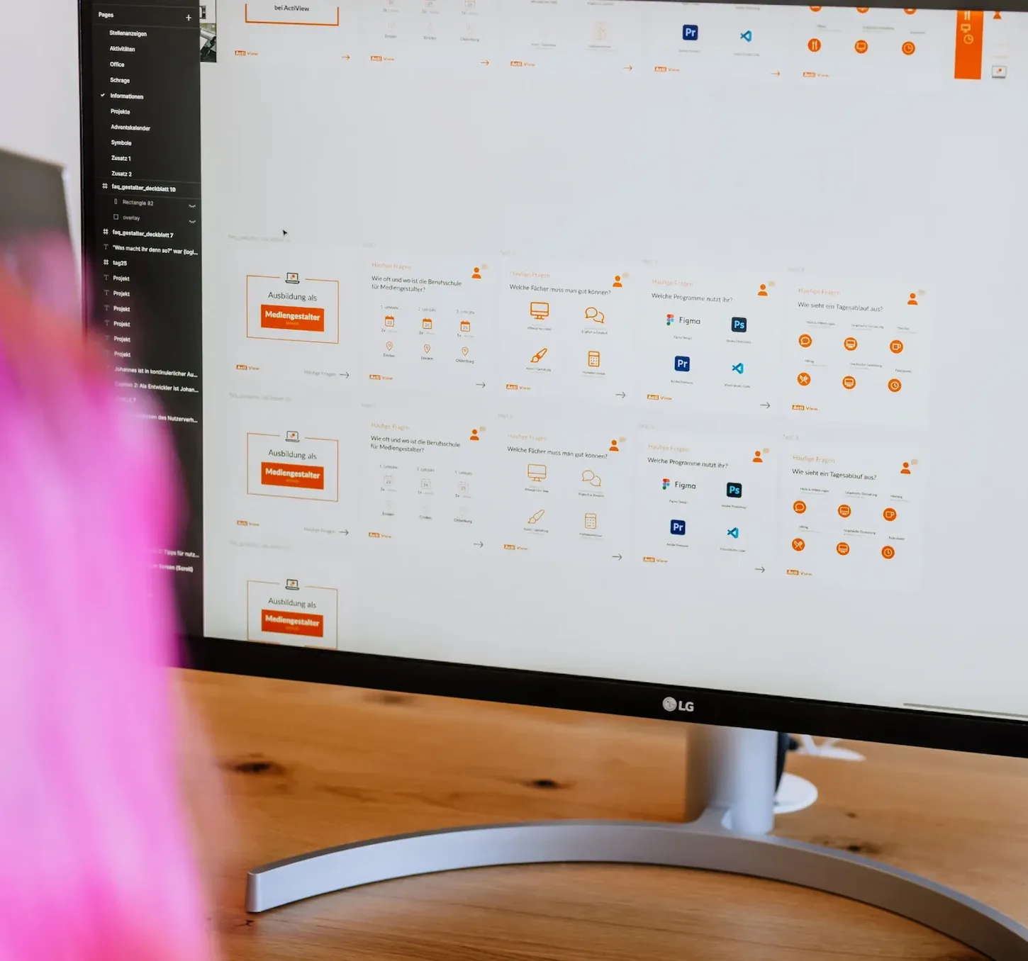 Webdesigner bei der Ausarbeitung eines Social-Media-Posts