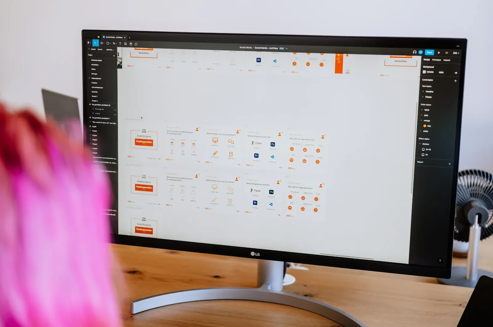 Webdesigner bei der Ausarbeitung eines Social-Media-Posts