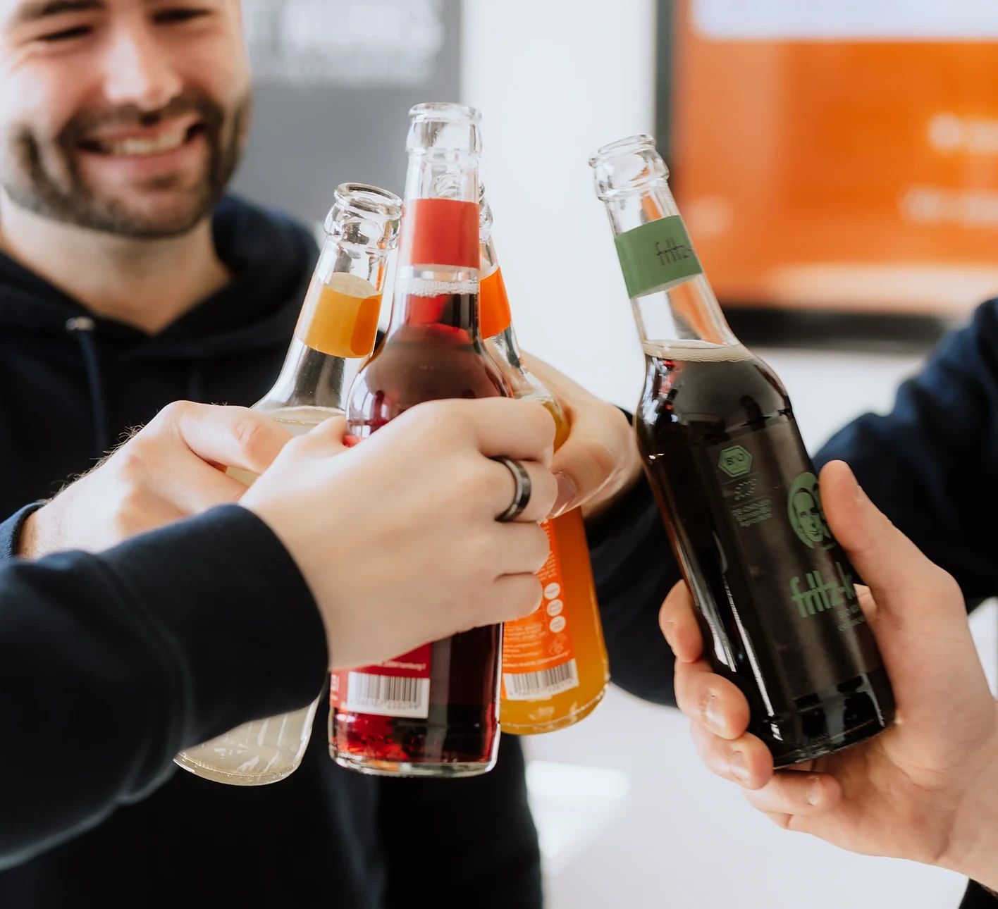 Personen, die miteinander anstoßen