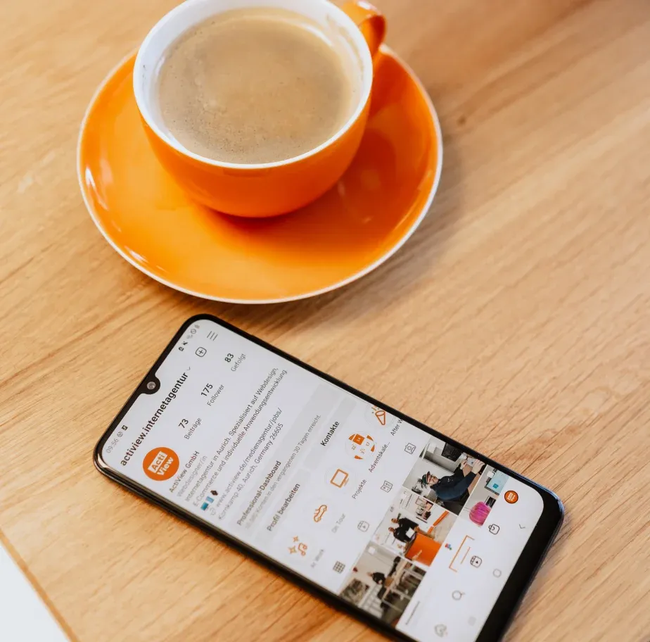 Ein Smartphone, auf dem die Instagram-Seite von ActiView zu sehen ist.