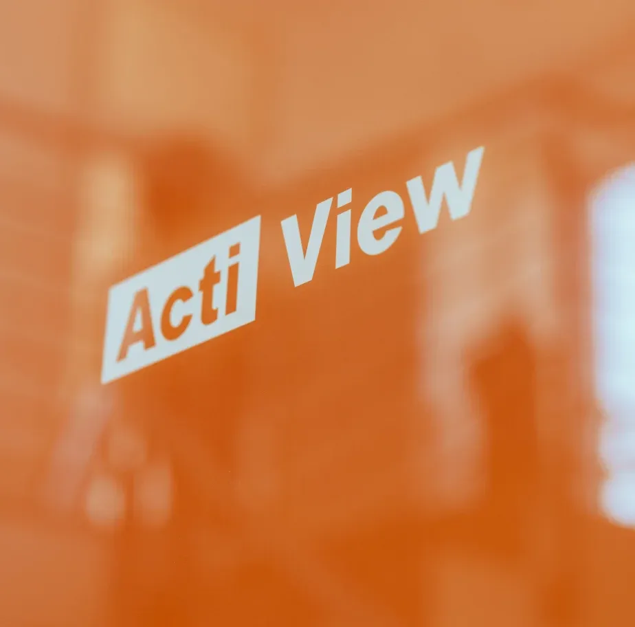 Nahaufnahme des ActiView-Plakats, welches im Flur der Digitalagentur hängt.