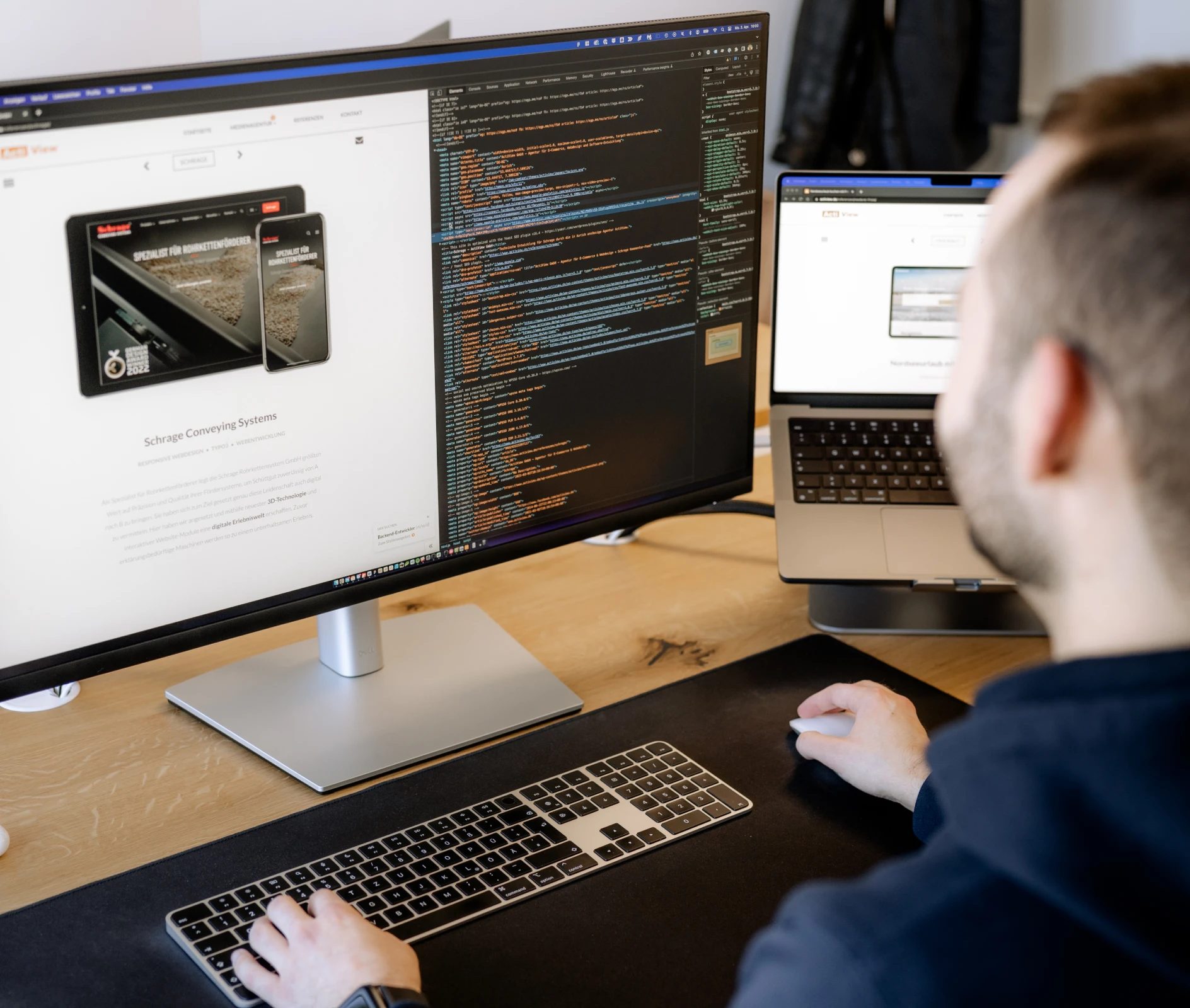 Entwickler arbeitet an einem Webprojekt mit Code auf dem rechten Bildschirm und der Live-Ansicht der Webseite auf dem linken Bildschirm.
